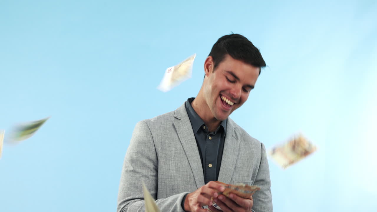 hombre de negocios, lluvia de dinero o dinero en efectivo en el estudio