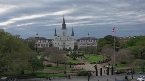 Calle.-La-Catedral-De-Louis-En-El-Día-Nublado-De-Nueva-Orleans