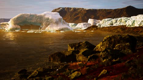 Antarktische-Eisberge-In-Der-Nähe-Eines-Felsigen-Strandes