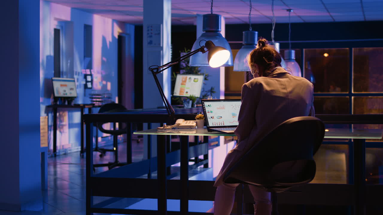 사무실에서 노트북으로 일하는 여자