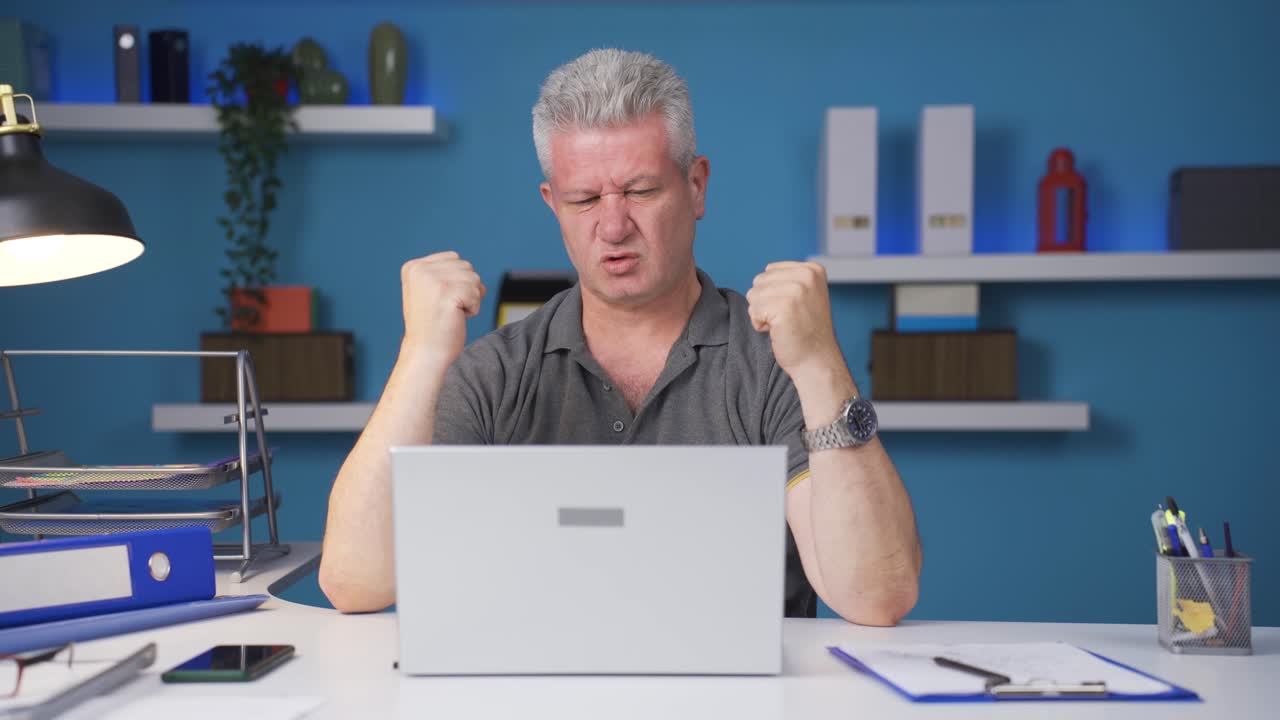 홈 오피스 직원 남자가 신경 ⁇ 약을  ⁇ 고 있습니다.