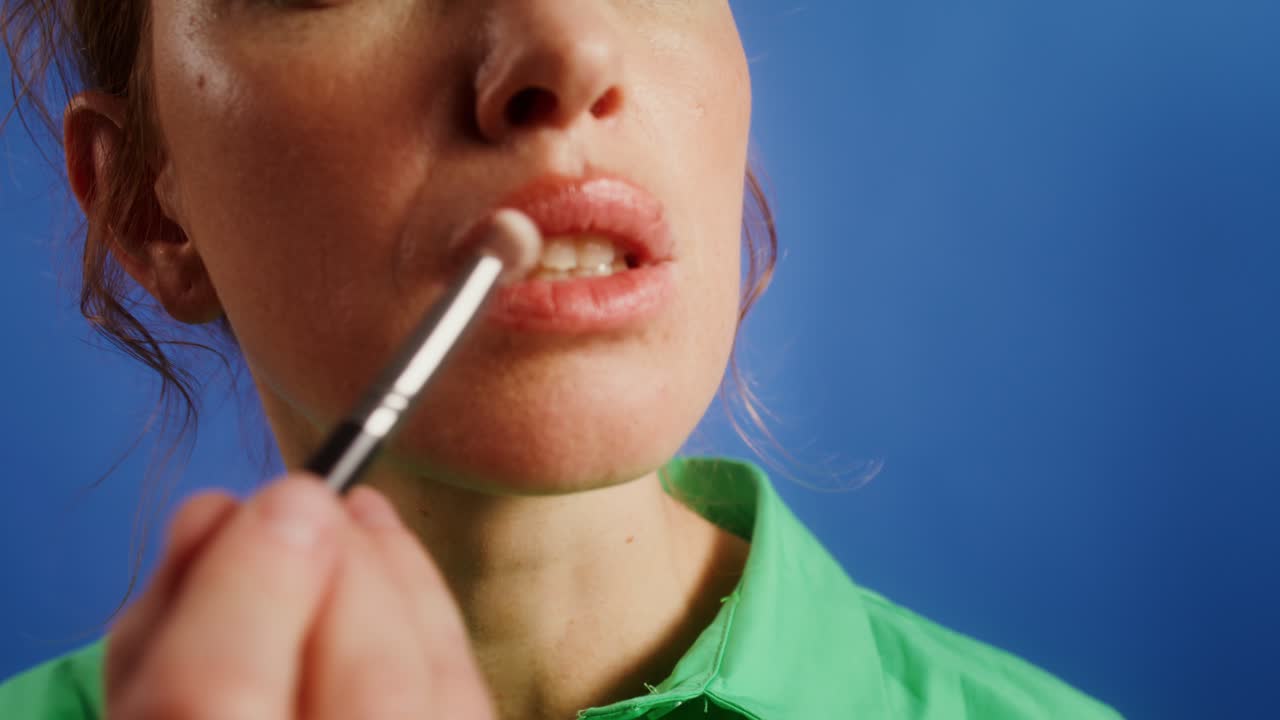mujer aplicando maquillaje