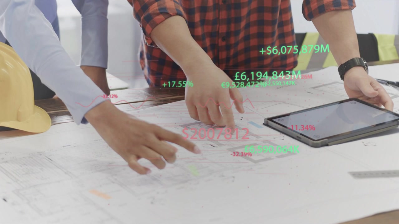 Dos diseñadores colocando las manos sobre el plano, señalando y deslizando mientras generan gráficos para la construcción