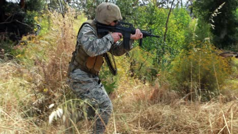 soldado militar de guardia con un rifle