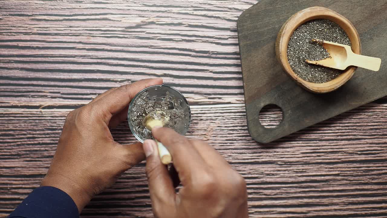 человек, делающий пудинг из семян чиа