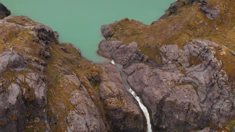 Spektakuläre-Landschaft-Des-Lagunenkraters-El-Altar-Auf-Dem-Gipfel-Eines-Vulkanbergs-In-Ecuador,-Luftaufnahme