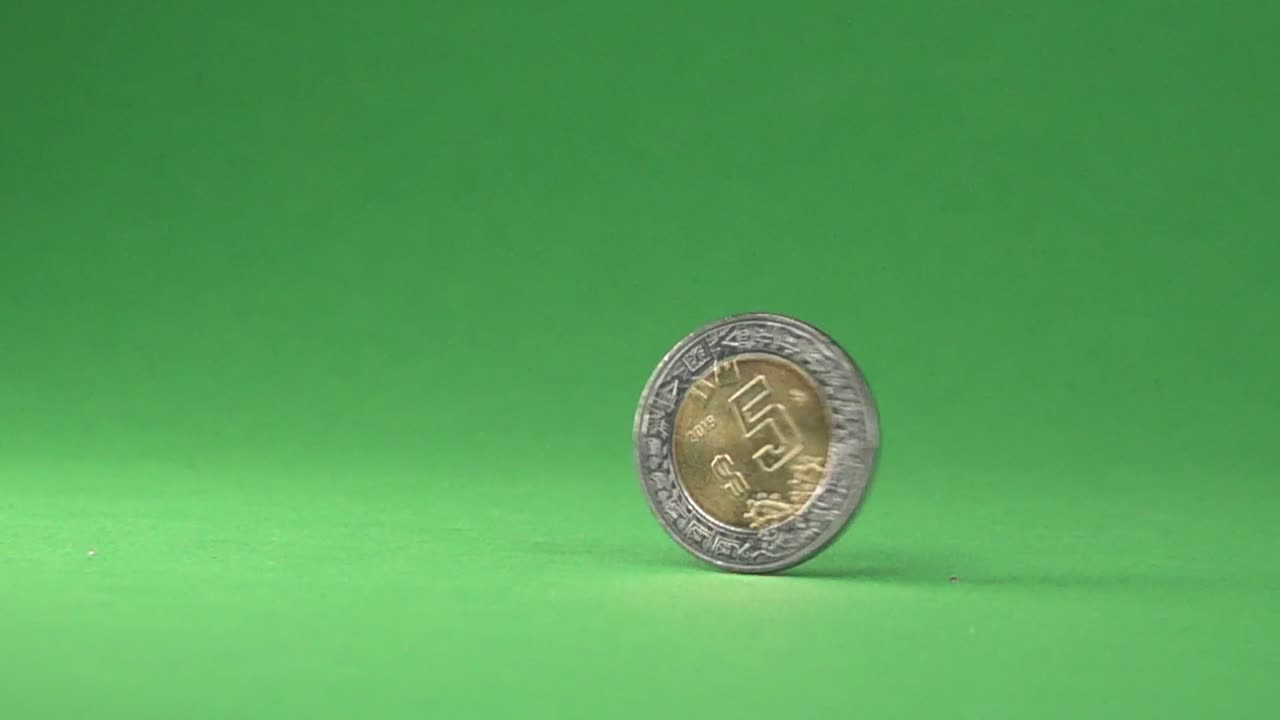 5 Mexican pesos spinning on a chroma background