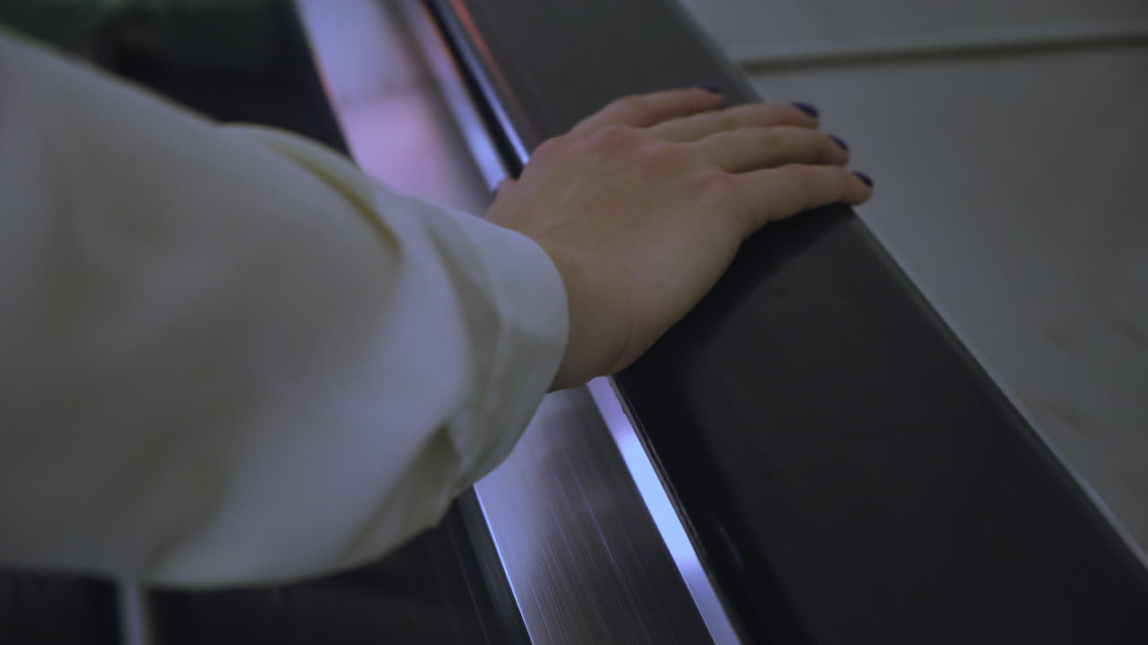 mujer en una escalera mecánica