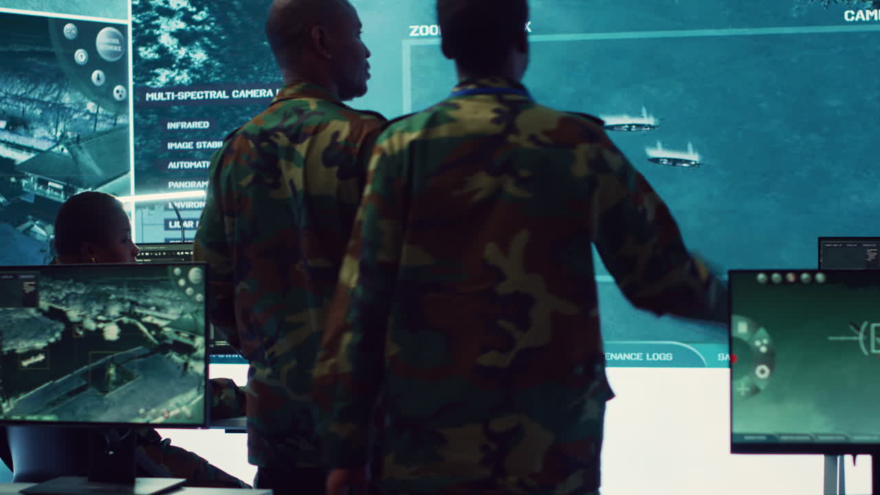 personal militar de alto rango informa a la tripulación para una nueva misión federal