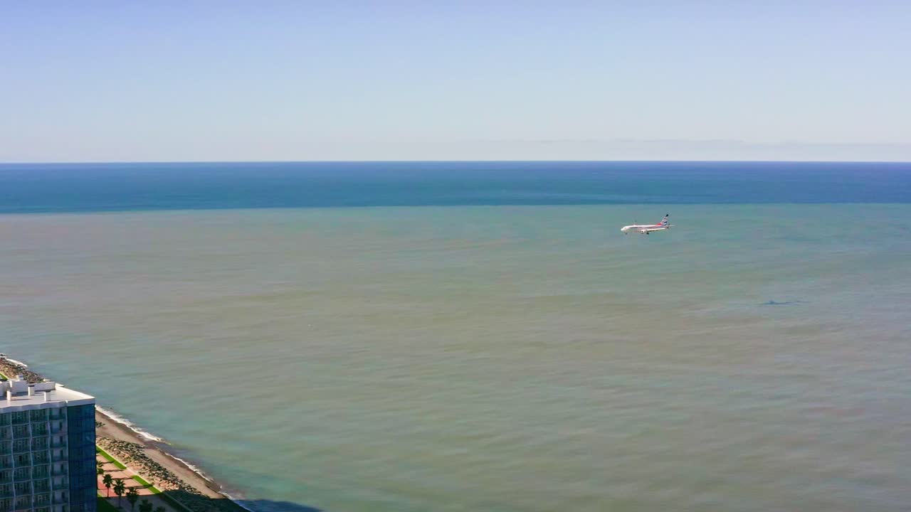 흑해 위를 날고 조지아주 바투미 시 국내공항에 착륙하는 상업용 비행기