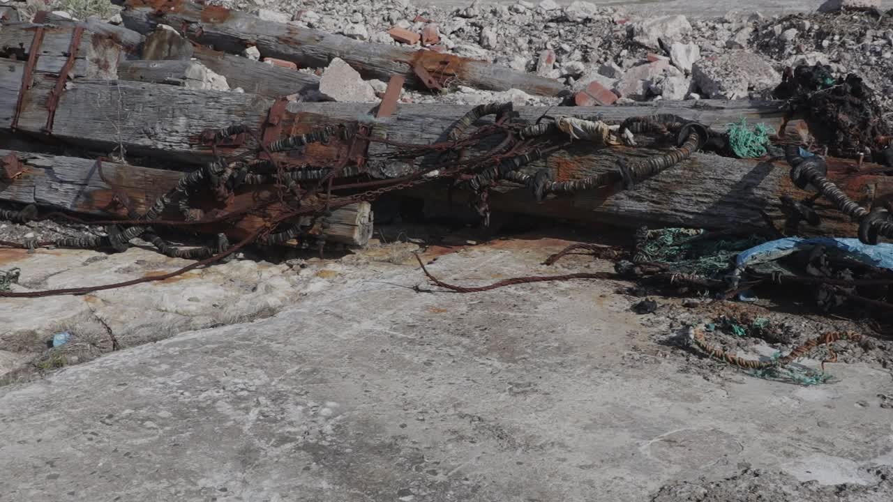 soportes de puerto de madera arrojados y dejados pudrirse