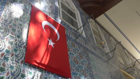 bandera turca en el interior de una histórica mezquita otomana