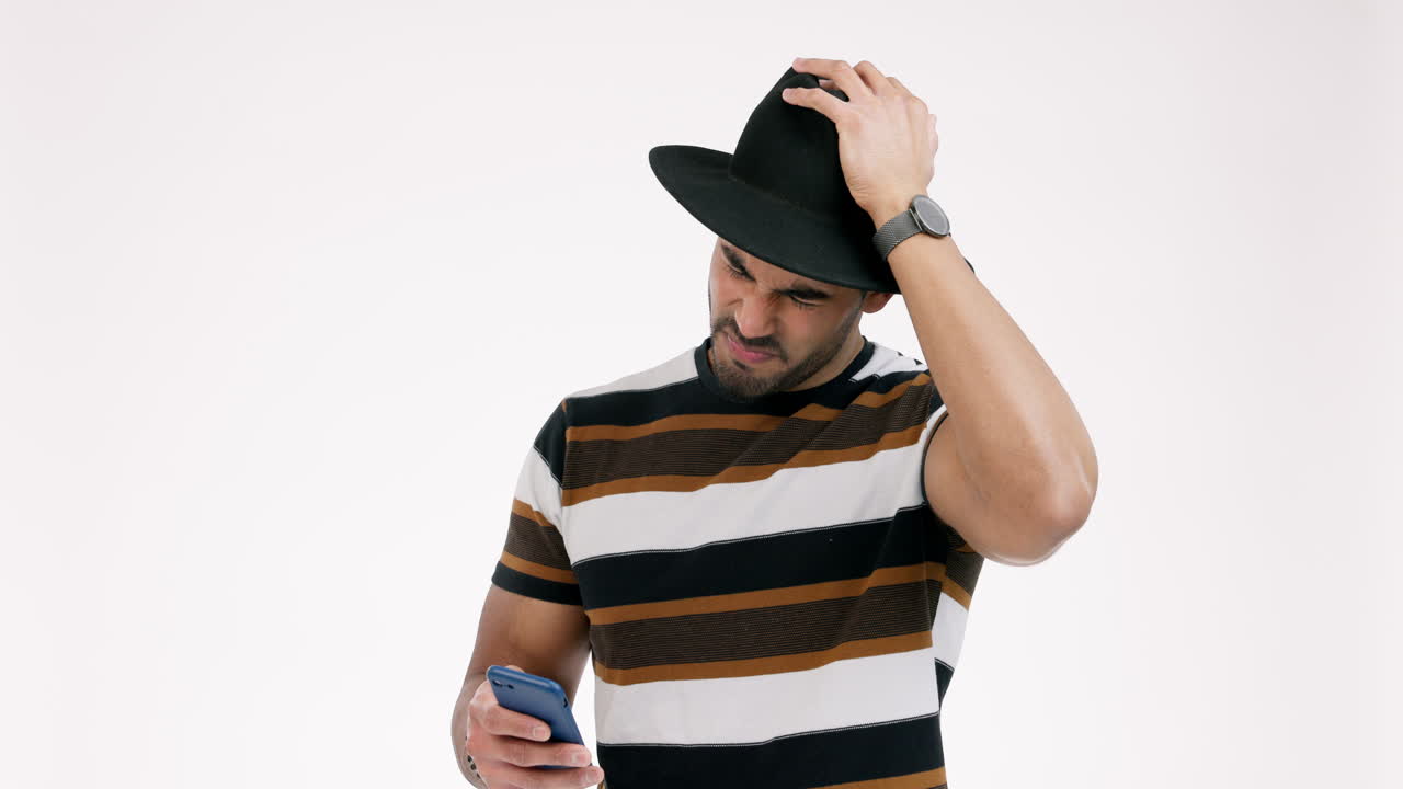 혼란스럽고  ⁇ 드폰으로 뉴스를 읽고 있는 남자