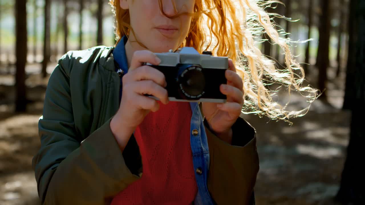mujer haciendo clic en la foto con la cámara 4k