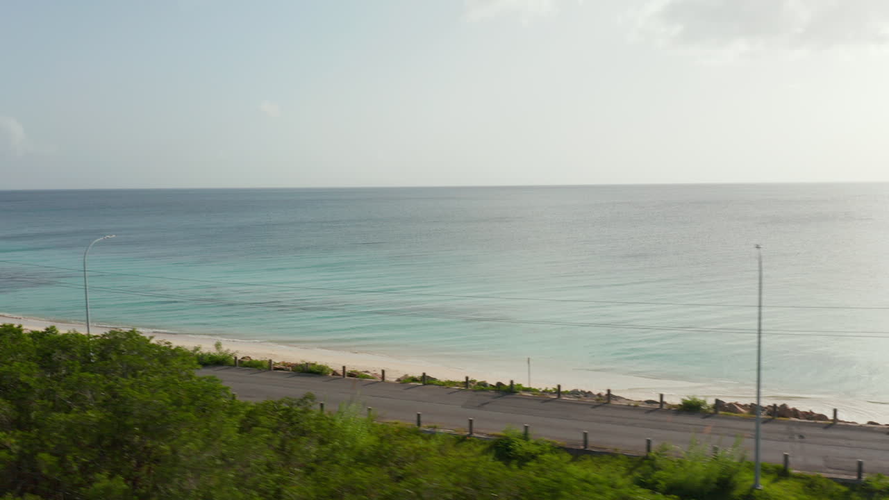 카리브해의 바다와 푸른 자연으로 둘러싸인 안티구아와 베르무다 해안의 오픈 옥스 4wd 드라이브