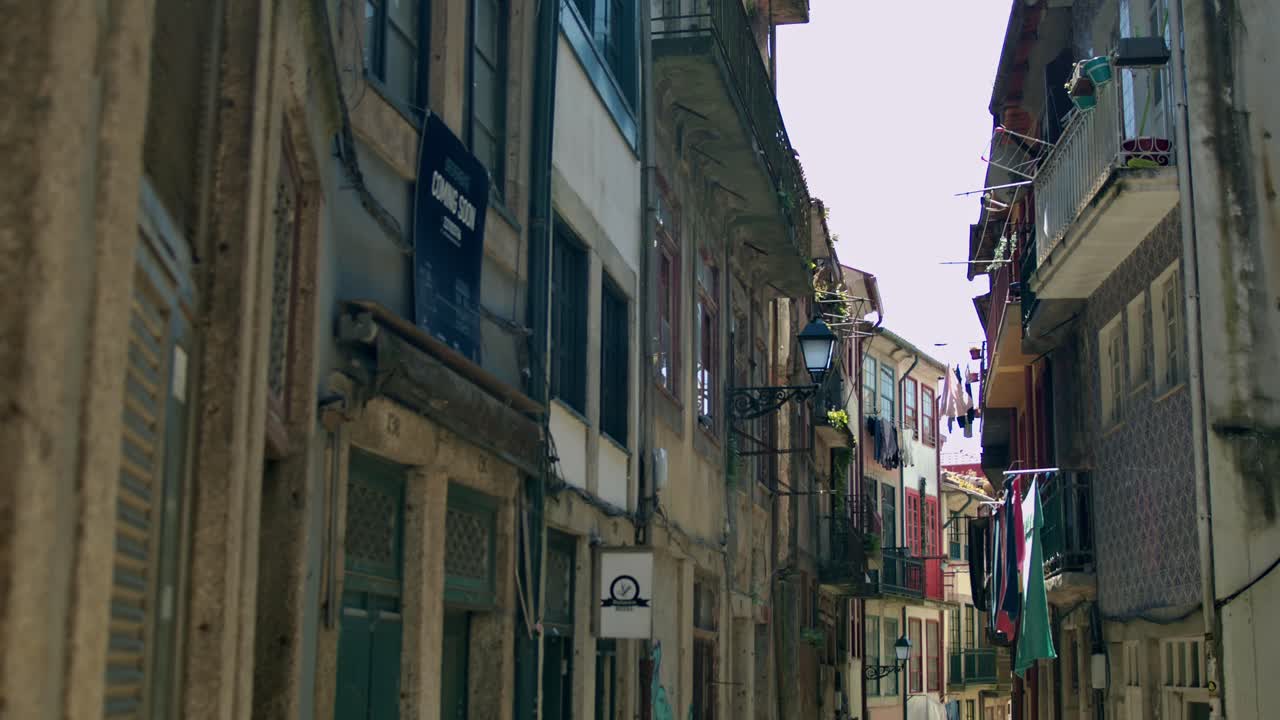 발코니와 세탁실 등이 있는 포르토의 은 거리 전망