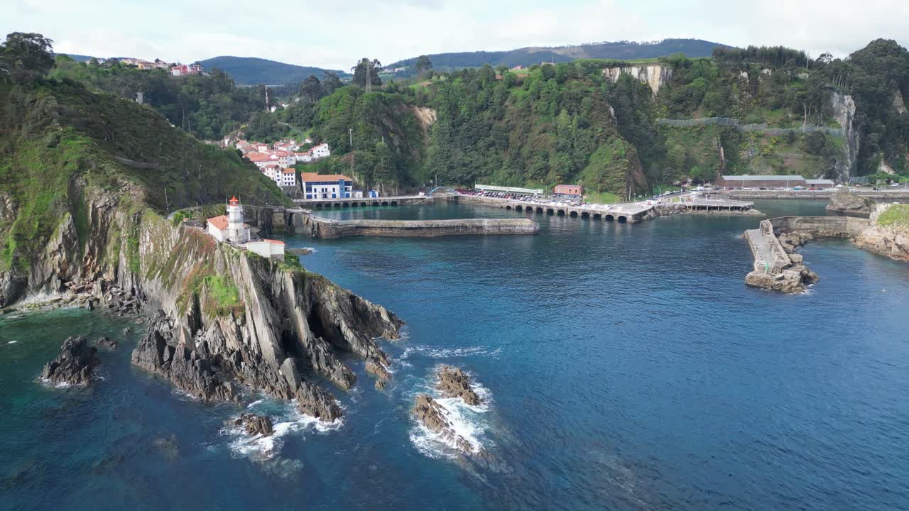 Faro di Cudillero e villaggio costiero nelle Asturie, Spagna settentrionale - Ripresa aerea 4k