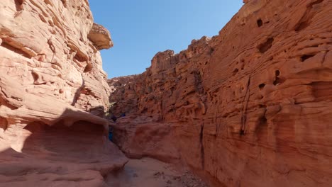 hermoso cañón de dahab de color en egipto en un día soleado