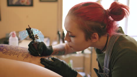 artista del tatuaje en el trabajo