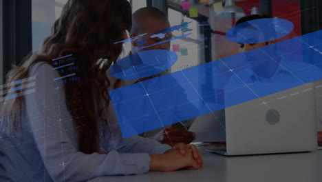 animación del procesamiento de datos financieros sobre diversas personas de negocios en la oficina