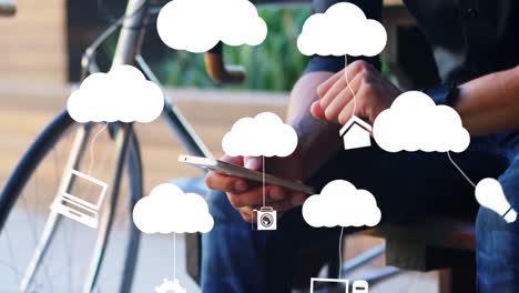 animación de nubes con dispositivos electrónicos sobre el hombre caucásico usando un teléfono inteligente