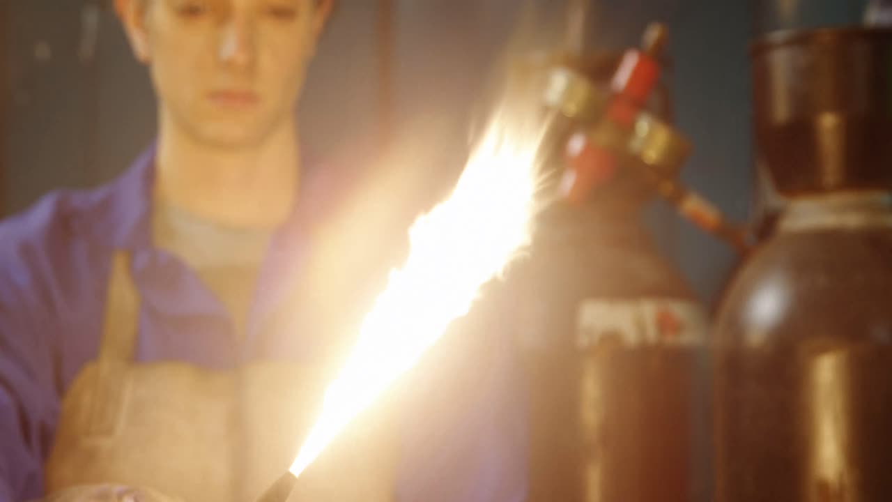 soldadora que trabaja en el taller