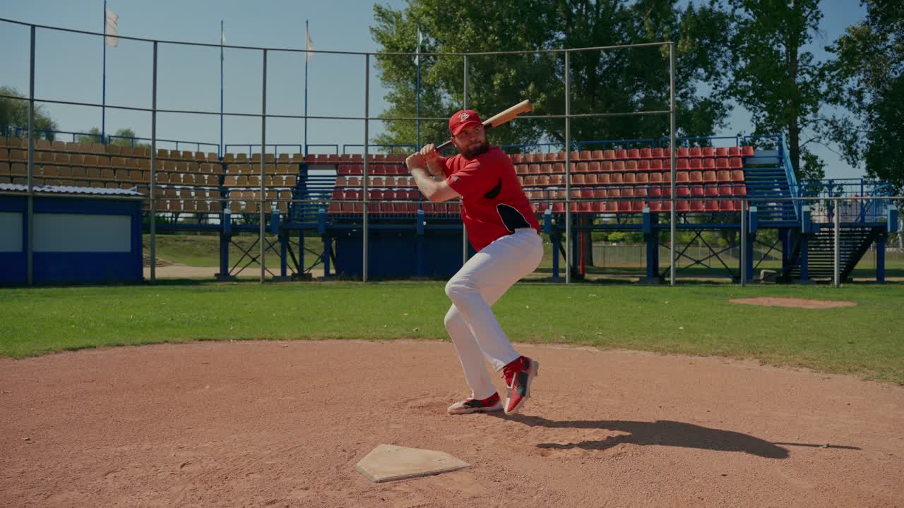 Giocatore di baseball che fa oscillare la mazza sul campo