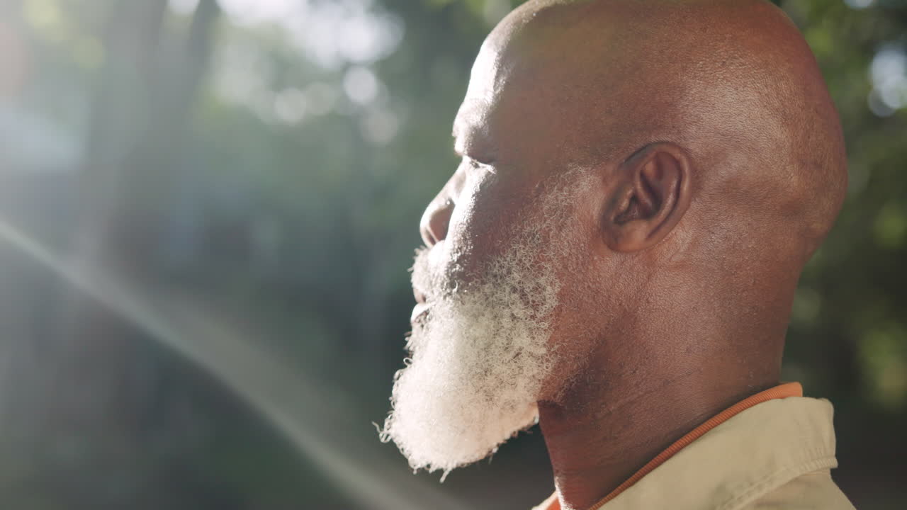 hombre mayor bebiendo agua al aire libre