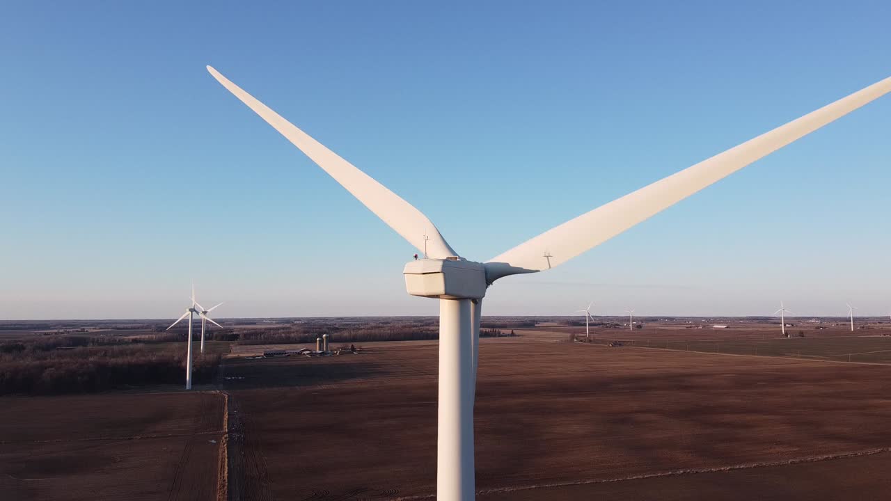 Una turbina eolica che gira a Michigan Wind 1, Ubly, Michigan, con un cielo azzurro e limpido sullo sfondo - Primo piano