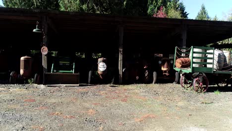 tractores antiguos en una granja en oregon