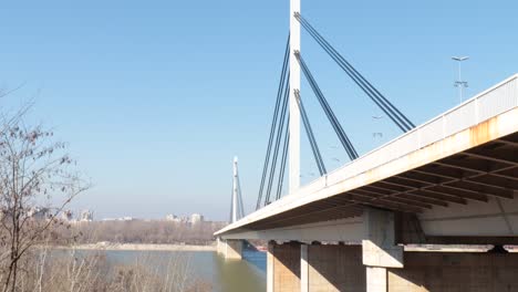 construcción de un puente metálico con lugares oxidados en las juntas causados por la lluvia y la humedad