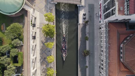 barco tradicional molicerio navegando por el canal de ria de aveiro, portugal