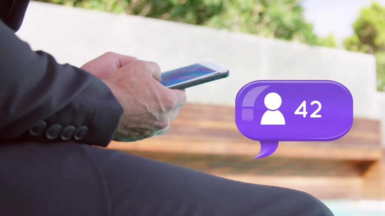 hombre de negocios sentado afuera enviando mensajes de texto