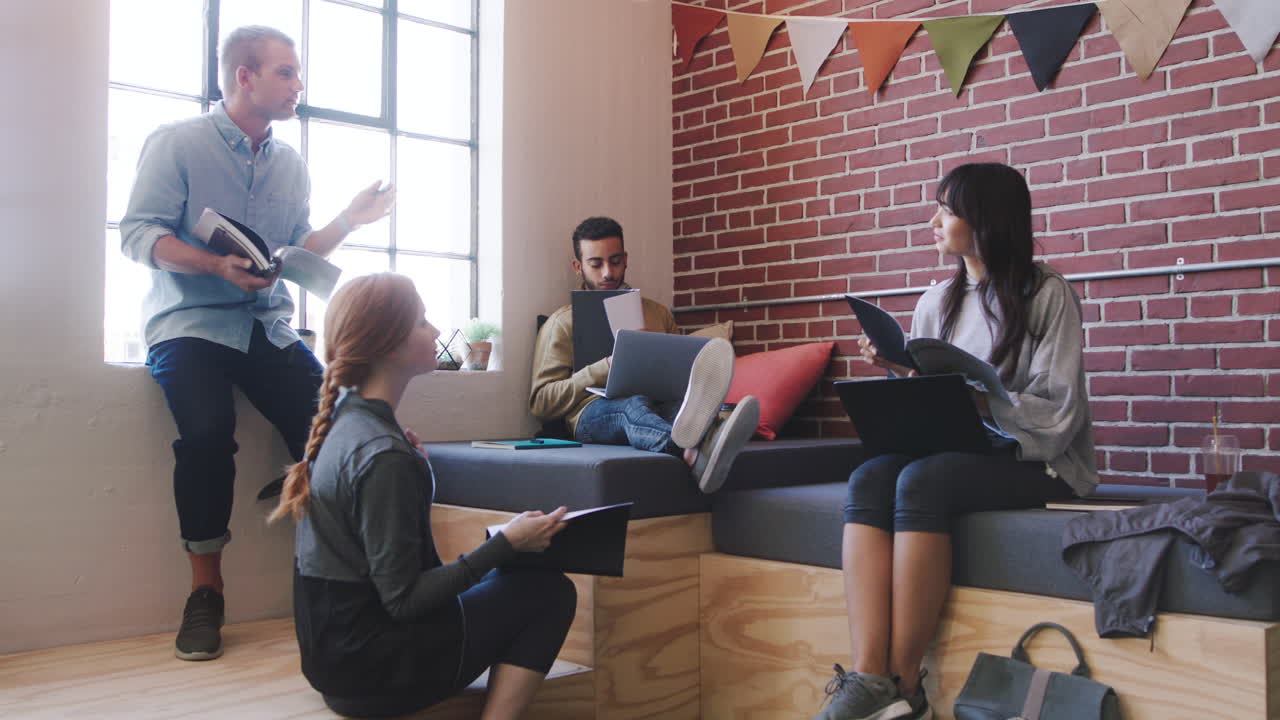 현대 사무실에서 아이디어를 논의하는 창의적인 팀