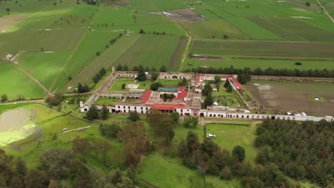 Hacienda-Ixtafiayuca-Dude-Ranch-In-Der-Wunderschönen-Mexikanischen-Landschaft,-Aus-Der-Luft