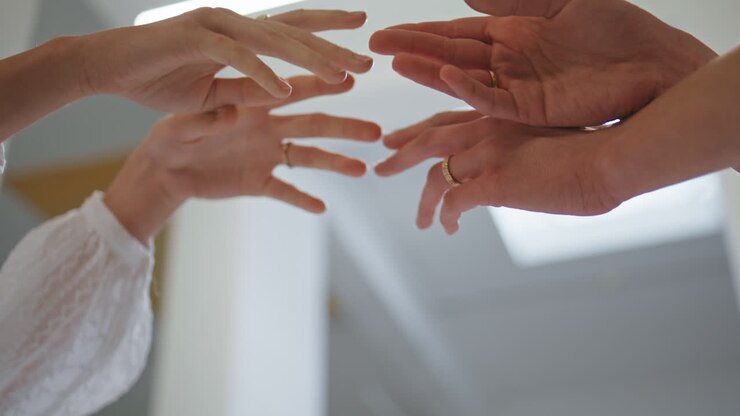 Gros plan sur les mains d'un couple se séparant à l'intérieur. Bras féminins délicats se touchant en dansant.