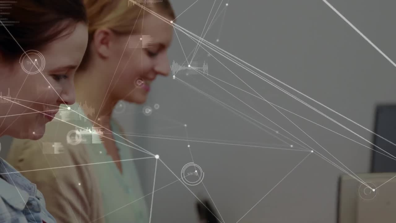 анимация обработки данных над кавказскими женщинами, использующими компьютеры