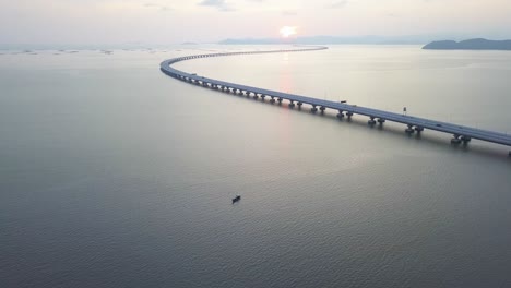 Luftaufnahme-Eines-Fischerbootes-Neben-Der-Zweiten-Architekturbrücke-Von-Penang