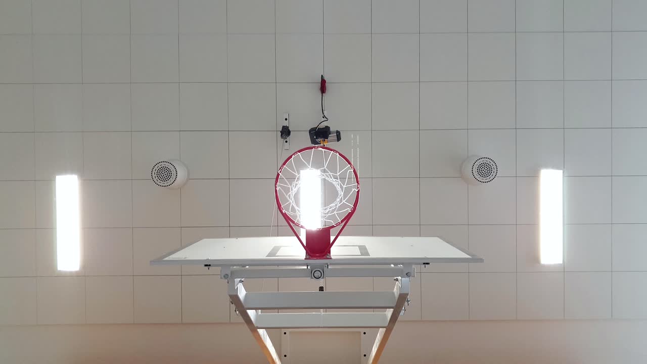 вид из-под кольца, баскетбольная тренировка, забивание мяча