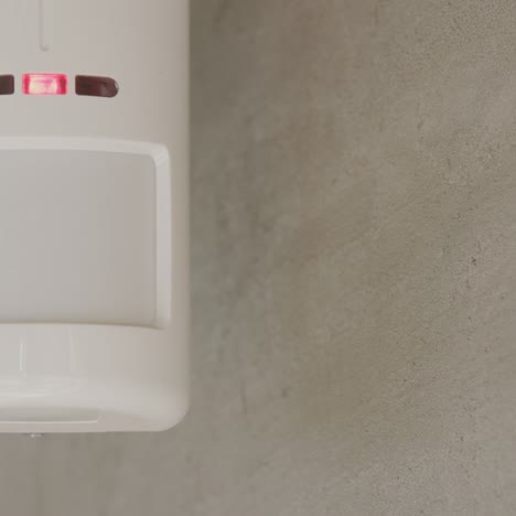 sensor de alarma de seguridad en la pared de una casa 1