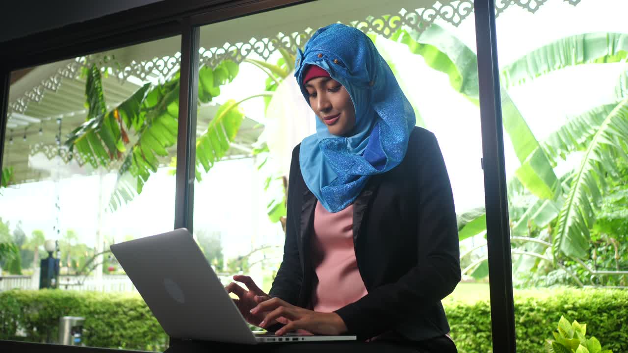 Arab women typing responses to chat customers