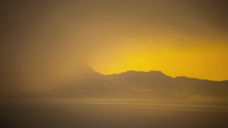 Al-Capturar-Un-Lapso-De-Tiempo,-Experimente-El-Impresionante-Panorama-Cinematográfico-Del-Mar-En-Málaga,-España,-Aumentado-Por-Una-Ráfaga-De-Niebla.