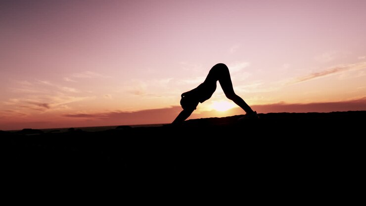 Atardecer, yoga y mujer haciendo un ejercicio de pilates