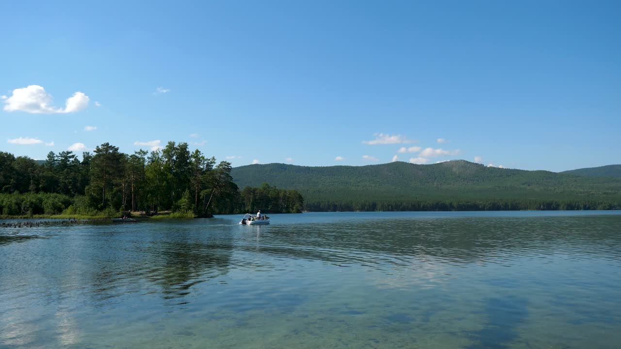 un paisaje sereno a la orilla del lago con un barco