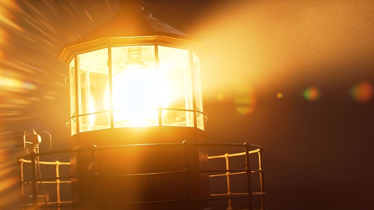 Mostrando uma lanterna ligando, emitindo um feixe de luz amplo e reflexos de lente em uma plataforma, guiando navios.