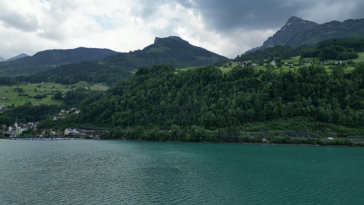 la belleza natural hipnótica de suiza paisaje con montañas, aguas de lagos y nubes