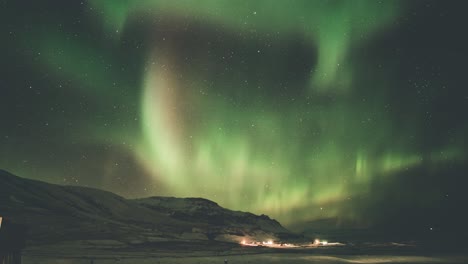 Lapso-De-Tiempo-De-La-Aurora-Boreal-Moviéndose-Sobre-Montañas-Y-Campos-Abiertos-En-El-Sur-De-Islandia