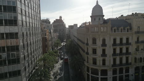 Drohnenschuss,-Der-Zwischen-Gebäuden-In-Der-Stadt-Valencia,-Spanien,-Fliegt