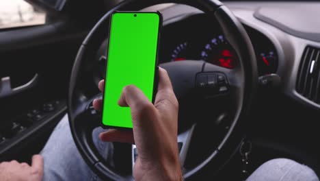 el uso del teléfono mientras se conduce en el coche. teléfono con una pantalla verde para su inscripción. espacio de copia en su teléfono