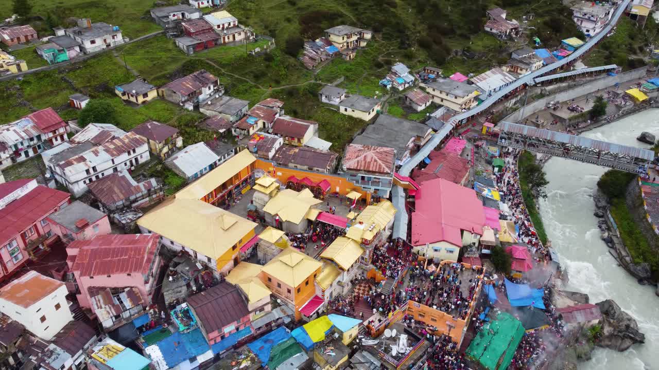 badrinath 사원은 히말라야 산맥에 위치하고 있으며 인도에서 가장 신성한 장소 중 하나로 간주됩니다